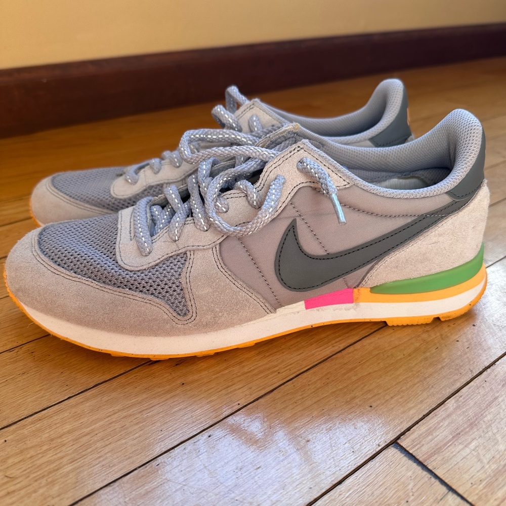 Nike Internationalist Sneakers worn once! Women’s 11/mens 9.5